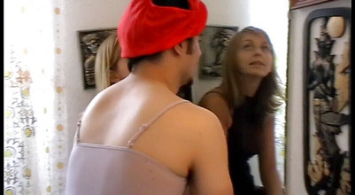 Femdom Austria: 女装奴隷がキッチンを掃除