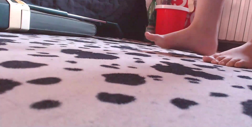 Nicoletta Embassi: Твоя мама мастурбирует пылесосом перед уборкой пола