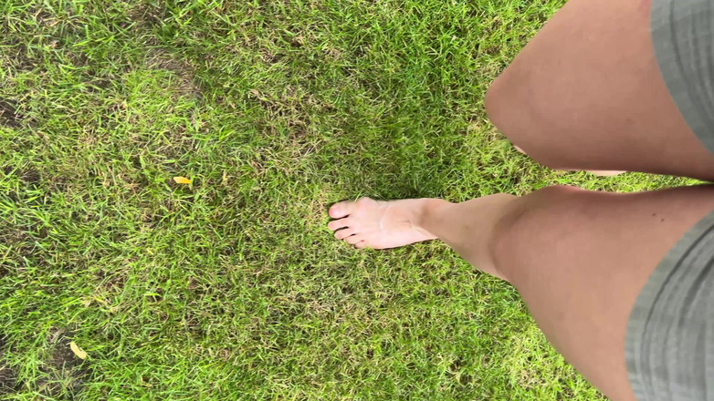 Feet: Berjalan Tanpa Alas Kaki Di Atas Rumput