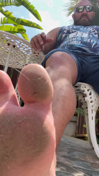 Jack impilato - grandi piedi muscolosi e intensa pianta del piede provocante in piscina