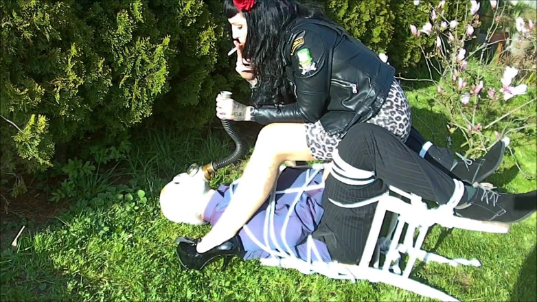 Domina Lady Vampira - SM Studio Femdom Empire: Fata Rockabilly - plăcerea mea este umilința ta