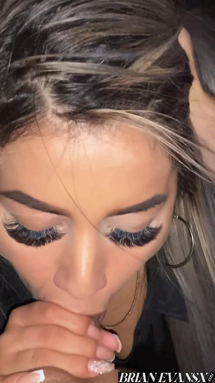 Brian Evansx Vertical: 콜롬비아 금발의 작은 체구가 도시를 안내하고 차 안에서 공개 섹스를 한다 - 브라이언 에반스