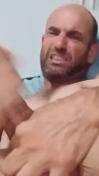 Muž s velkým ptákem si užívá