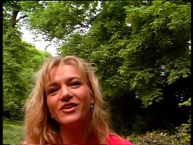 Lucky Cooch: Gagica blondă ia interviu în aer liber