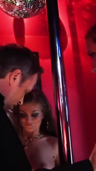 V nočním klubu děvky vědí, jak vzrušit zákazníky svými sexy těly