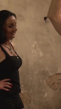 Ballbusting yang keras