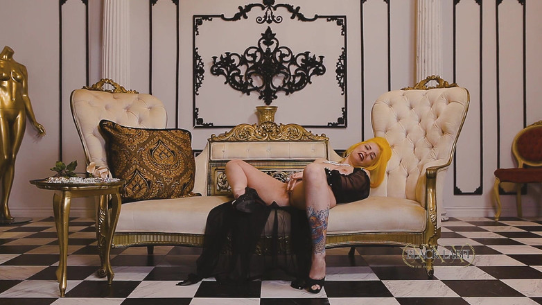 Black Label Magazine: Pearl Diver