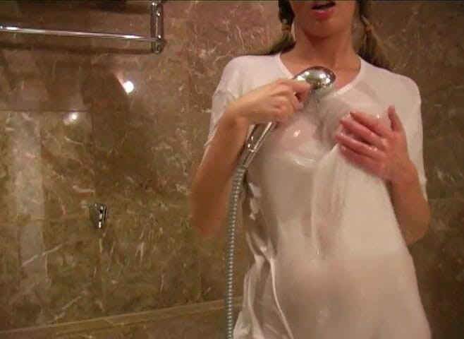 Hot Girlz: Genç tatlı kız duşta ateşli oynamak için can atıyor
