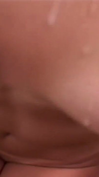 Brunette milf geniet van ruige hardcore-seks en klaarkomen in het gezicht