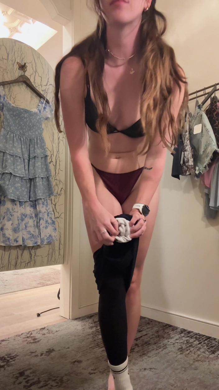 Nadia Foxx: 更衣室で激しくイッてる!!