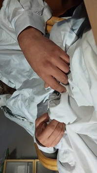 Dirtyjunkbro oblečený jako Afghánec, si hraje s jeho špinavý penis