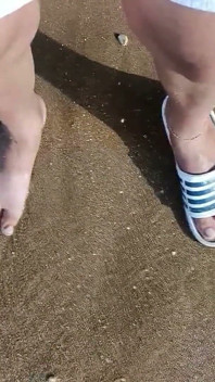Stopy i Morze Extra Slowmotion - One Foot boso i Foot in Slide - Great Feet in Sea