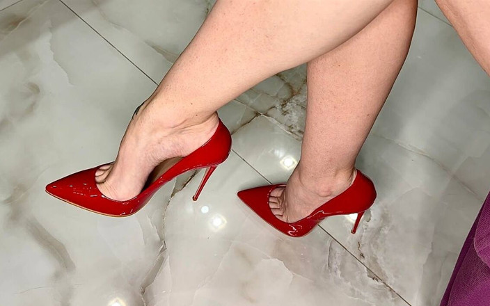 Julia domaina: Baumeln mit roten High Heels ohne die Hilfe von Händen