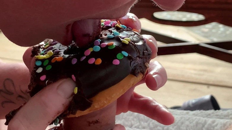 Farmers Wifey: Siyah çikolata yarak yalama döl kaplı çörek ve sprinkles