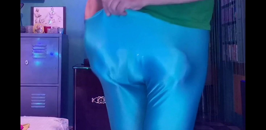 Monster_Meat_: Naylon iç çamaşırı gösterisi, tam video