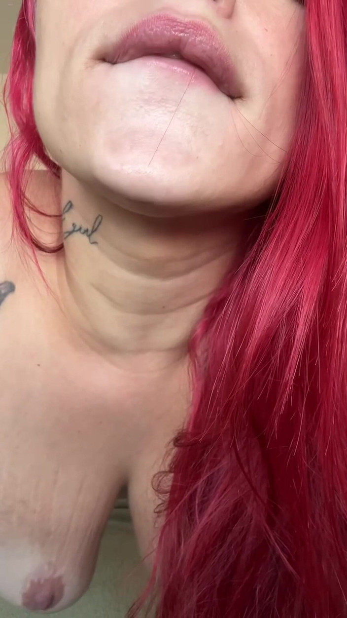 Camila Vegas: Expunere, striptease, vorbe murdare, joacă cu vibrator și expunere de cur
