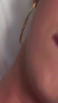 สาวข้ามเพศผมสีน้ำตาลควยแข็งขี่แฟนอย่างดุเดือด