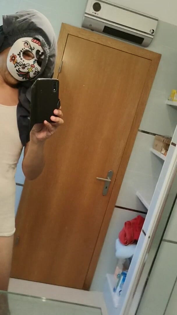 Rafael Torreano: Joven enmascarado se masturba y dispara una carga