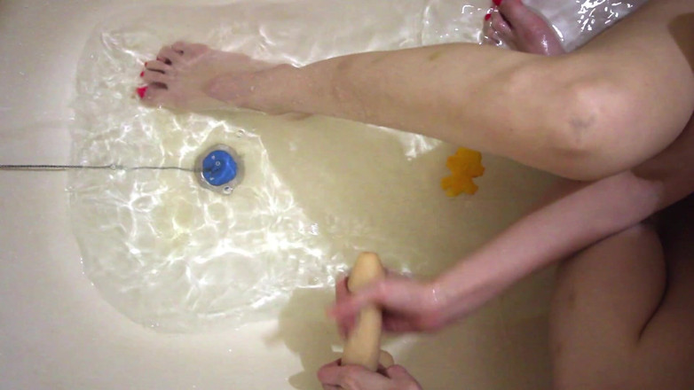 Hairypussyangel: Kaki seksi di kamar mandi, footjob dan handjob