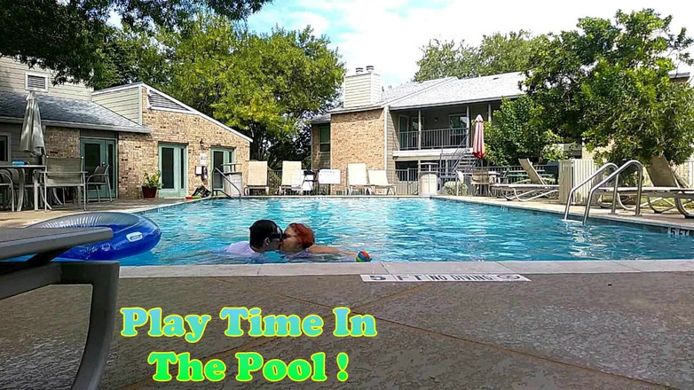BBW nurse Vicki adventures with friends: La BBW Infermiera Vicki Gioca in Piscina Con Il Bel...