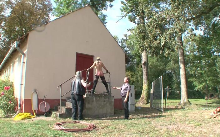 BDSM Deutschland: BDSM - niewolnica zostaje upokorzona, bita i zerżnięta w łańcuchy