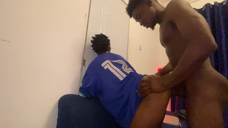 Xxx69bang: Služka Těsná kundička bere velké černé péro