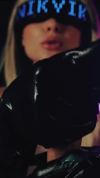 Une blonde sexy dans de longs gants en cuir te fera jouir puissamment