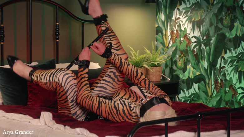 Arya Grander: MiLF sottomessa in spandex