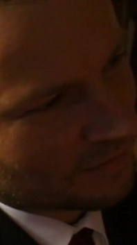 Maskovaná blondýnka ponižující věšáky