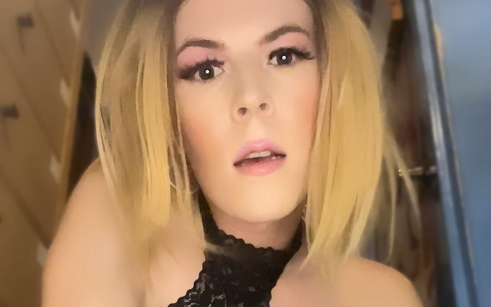 Jessica Bloom: Puta de castidade Jessica Bloom engole seu próprio mijo amarelo!