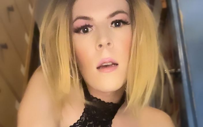 Jessica Bloom: Шлюшка-пояс целомудрия Jessica Bloom глотает ее собственный желтый писсинг!