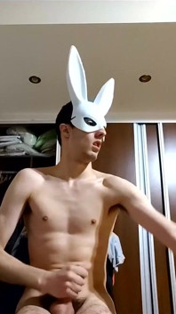 Bunny Looner blåser upp stora ballonger medan han rycker på stream