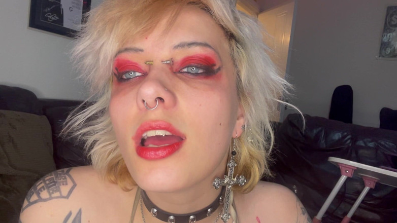 Glitterqueen1999: Studentessa di college ti taglia il cazzo e lo mangia -...