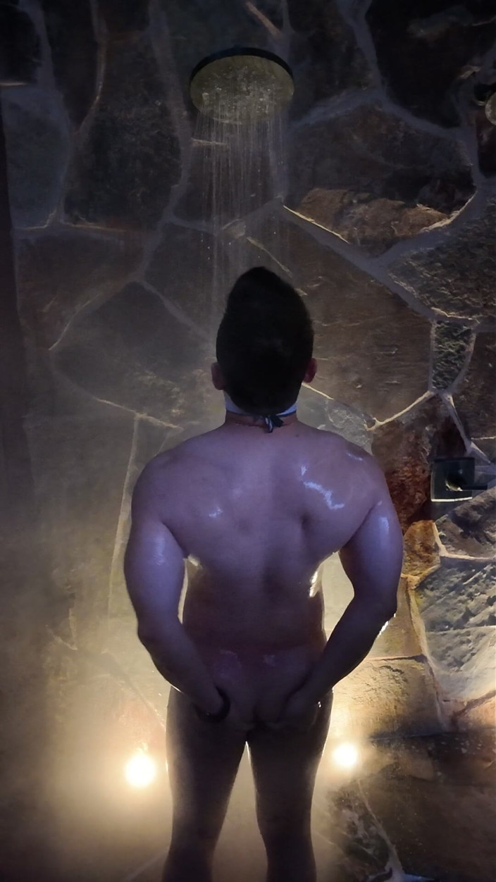 Barenakedmuscles: Nud asiatică musculoasă Dawn Flex la duș în aer liber - biceps...