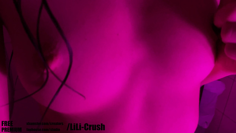 Lili Crush: Opravdu ráda hladím kundičku ve sprše