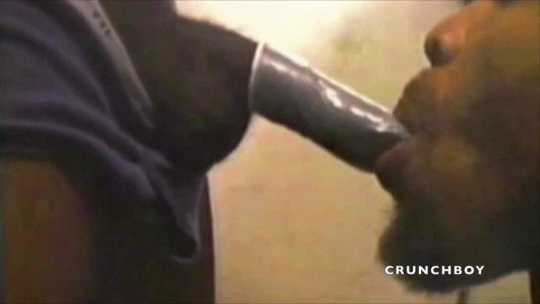 MEN BIG COCKS FUCKERS: Sugând pula neagră xxl cu prezervativ