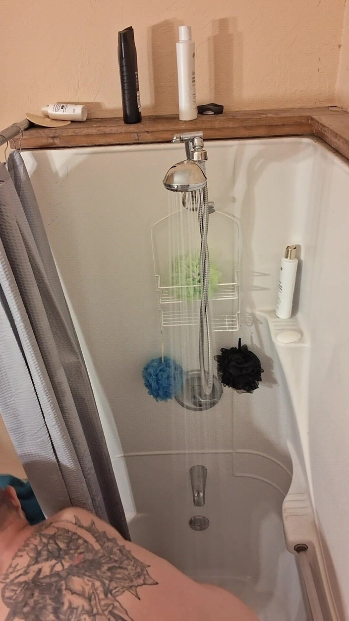 DubeSnackes: DubeSnackes, "Hora de la ducha", frotando burbujas de jabón por todo...