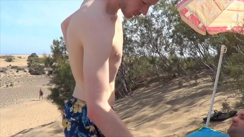 Gaybareback: Video senza preservativo sulla spiaggia comune