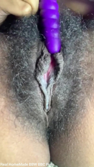 Super sexy ebony cuties: Sudut pandangan dekat merangsang pepek berbulu kelentit besar saya