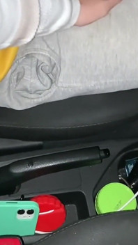 Pemandu Uber lurus yang berkahwin mengongkek saya tanpa kondom sehingga dia memancut ke dalam pantat saya di dalam keretanya