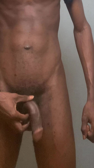 Slimniqqa: Bbc ben dotato che si diverte in un bagno pubblico