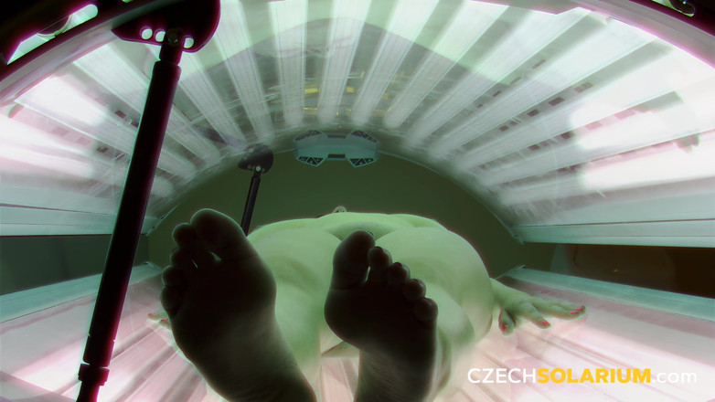 Czech Solarium: České solárium 139: Brunetka s velkýma kozami se znovu svléká