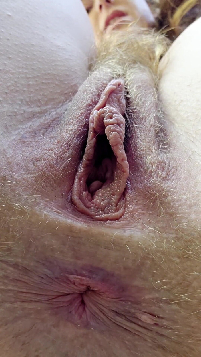 NaughtyRedFarmgirl: Dominierende göttin lässt dich arsch und muschi essen