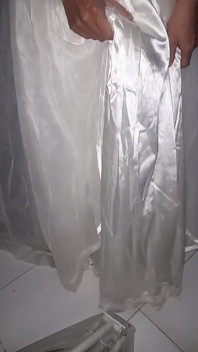 Sborra sul vestito da sposa in raso