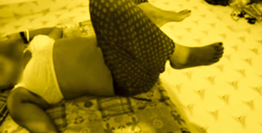 Teensex: Desi cudowna sexi gospodyni oszukuje męża, aby przeleciał swojego młodszego...