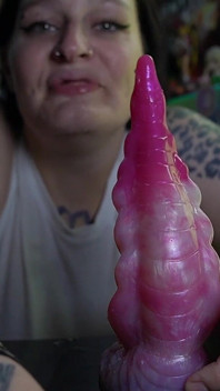 Trening bezzębne gardło z dużym dildo