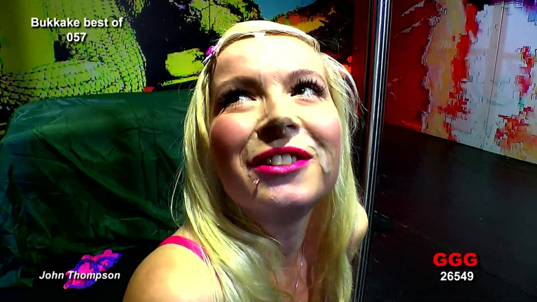 Jerk off and suck until the bitter end: Blonďatá děvka saje všechny ptáky