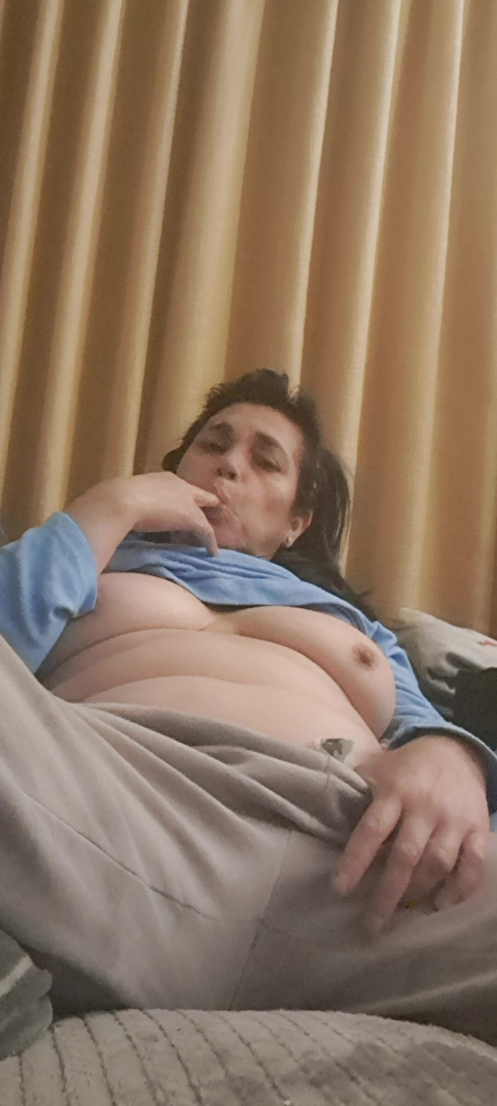 Mommy big hairy pussy: 자위하는 충동에서 쉬기