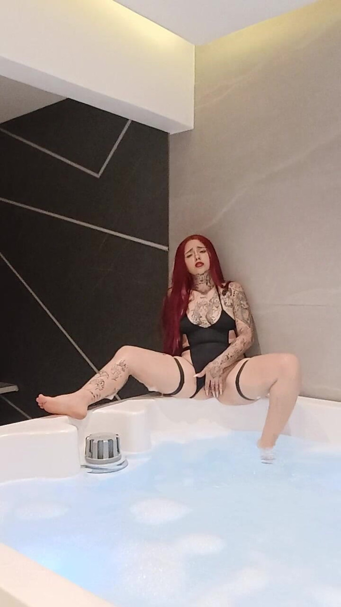 Dalyla: สาวผมแดงใน Jakuzzi คนเดียว