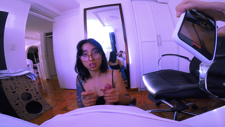 Ellie pink: Seksowna tattoed loszka daje loda po treningu